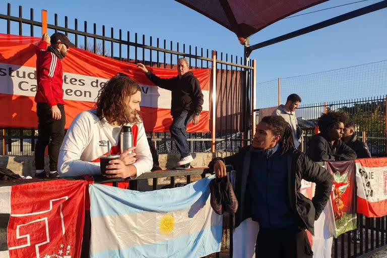 En las tribunas, banderas de Estudiantes, de la Argentina y de varios de los países representados en el equipo israelí.