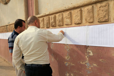 Kurdish men search for their names on a list for the September 25th independence referendum in Duhok, Iraq September 24, 2017. REUTERS/Ari Jalal