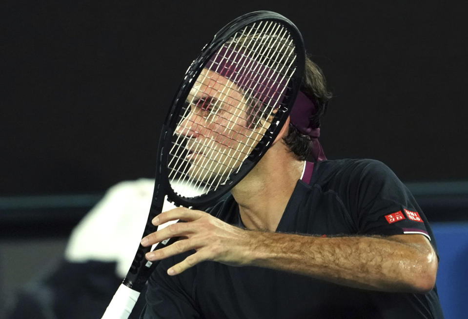 El tenista suizo Roger Federer pega un revés ante el estadounidense Steve Johnson, en su primer partido del Abierto de Australia en Melbourne, Australia, el lunes 20 de enero de 2020. (AP Foto/Lee Jin-man)