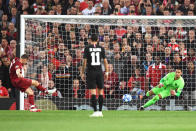 <p>ET LE 2-0 POUR LIVERPOOL ! Suite à un croche-pied de Bernat sur Wijnaldum dans la surface, l’arbitre de la rencontre a désigné le point de pénalty. Un coup de pied de réparation parfaitement tiré par James Milner. (crédit Getty) </p>