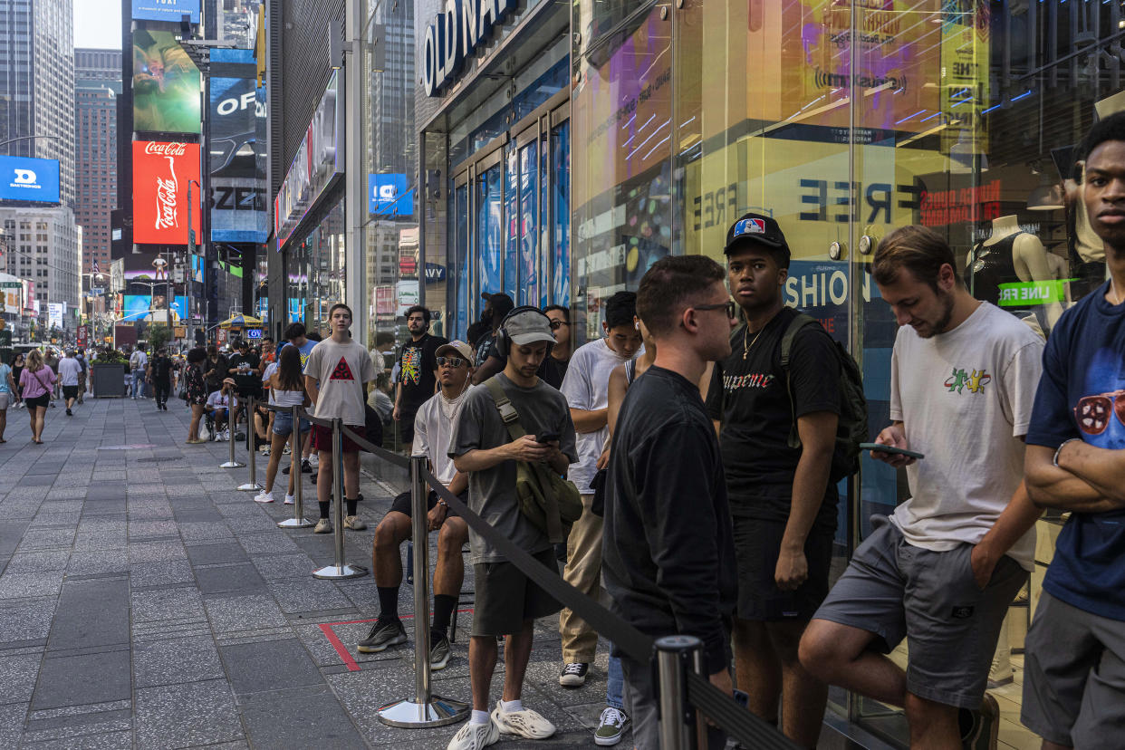 Fuera de The Gap en Times Square, donde el diseño de la tienda fue "reelaborado" para marcar la primera vez que los productos Yeezy Gap se venderían en una tienda física, en Nueva York, el 21 de julio de 2022. (Hiroko Masuike/The New York Times)