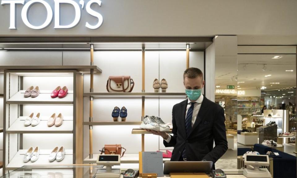 shoe shop assistant wearing face mask