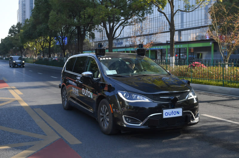 中國推進自動駕駛車 杭州5/1率先上路 據陸媒30日報導，杭州市5月1日將率先開放8個城區 讓自動駕駛車上路測試應用，成為中國第一個為低速 無人車立法並規範上路流程的城市。圖為1月16日， 一輛自動駕駛網約車在杭州市中心試運行。 （中新社提供） 中央社 113年4月30日 
