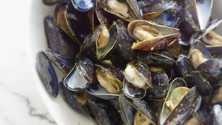 3-Ingredient Mussels With White Wine and Pesto