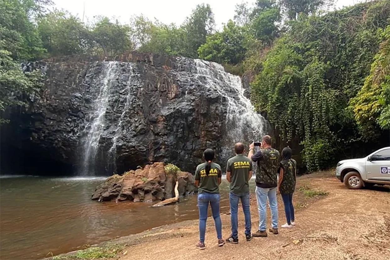 Brazilian authorities take samples of the Queima-Pé waterfall, which was dyed blue during a gender-reveal party.. http://www.sema.mt.gov.br/site/ Foto: Sema-MT/Cedida