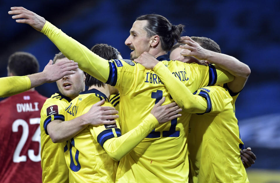 El delantero Zlatan Ibrahimovic (celebra) tras el gol de Suecia en la victoria 1-0 ante Georgia en las eliminatorias del Mundial, el jueves 25 de marzo de 2021. (Pontus Lundahl/TT News Agency vía AP)