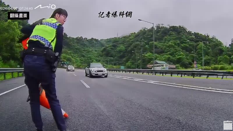 員警抵達事故現場擺放三角錐。（圖／翻攝自記者爆料網YT）
