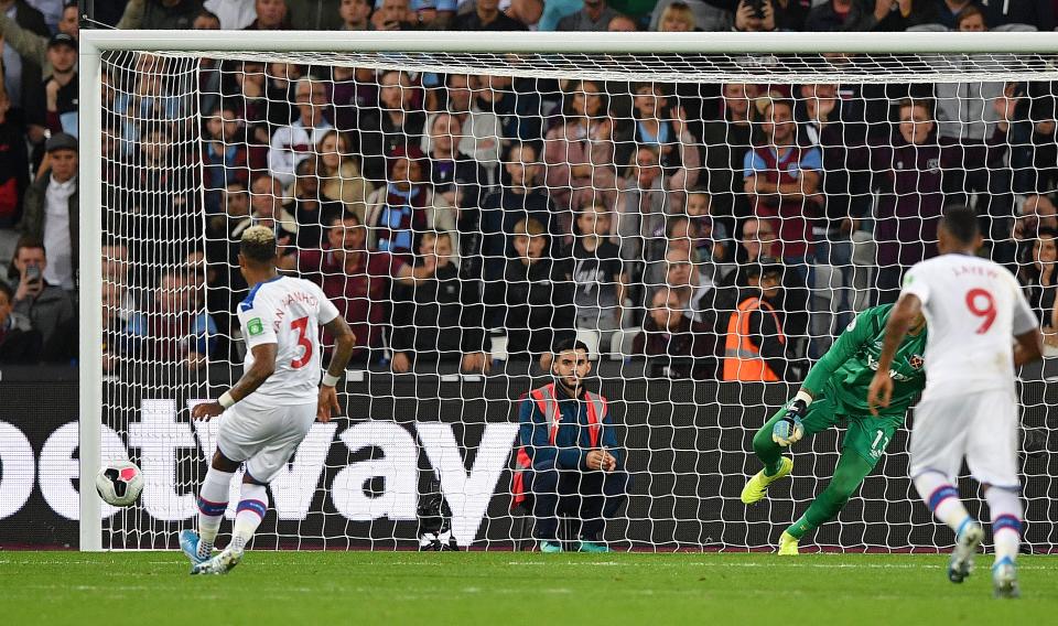 Patrick van Aanholt equalises from the penalty spot. (Photo by DANIEL LEAL-OLIVAS / AFP) 