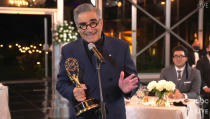 En esta imagen de video del domingo 20 de septiembre del 2020, cortesía de la Academia de las Artes y Ciencias Televisivas, Eugene Levy recibe el premio al mejor actor en una serie de comedia por "Schitt's Creek" durante la transmisión de la 72da edición de los premios Emmy. (The Television Academy and ABC Entertainment via AP)