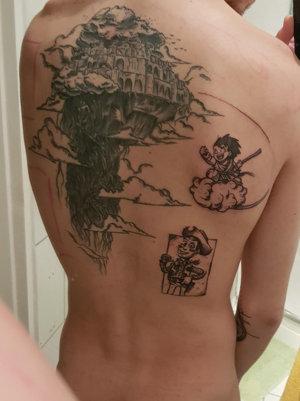 <p>Puis ensuite vient le moment où j’ai déjà un tatouage et commence à craquer sur des flashs. C’est là que j’ai compris qu’au-delà du fait de pouvoir représenter des valeurs, j’avais le droit de m’en faire juste parce qu’ils me plaisent et parce que ça me fait du bien. </p>