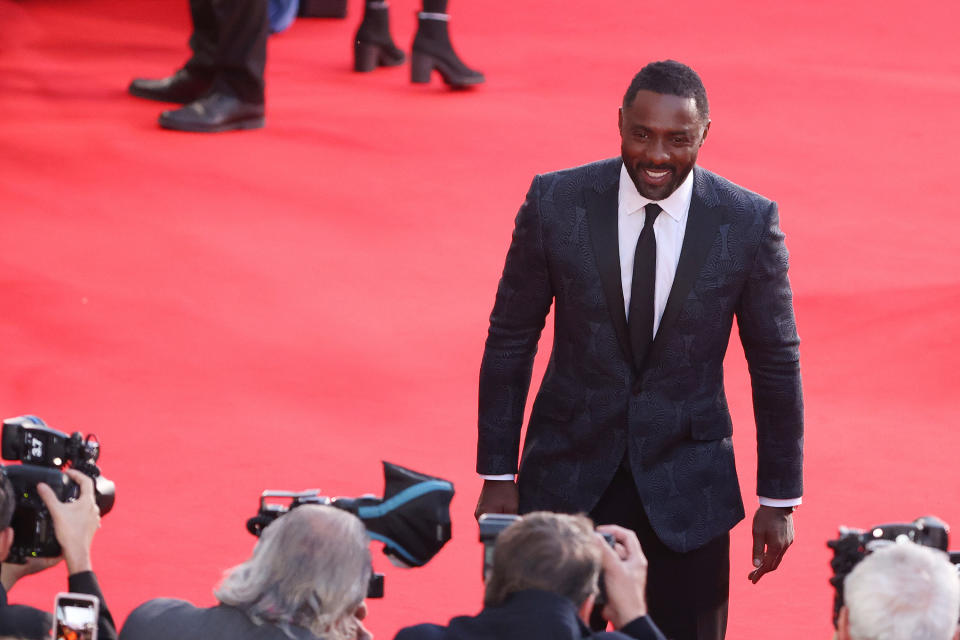 Idris posing for photographers on the red carpet at the London premiere
