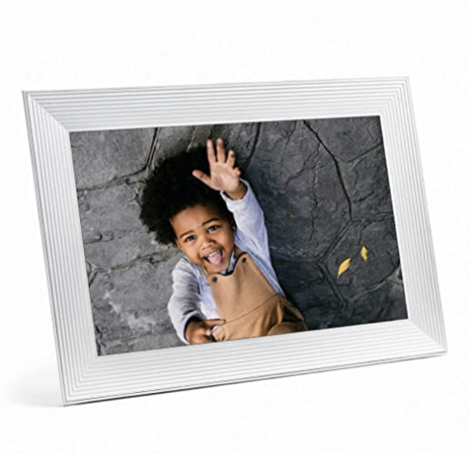 11) Smart Digital Picture Frame