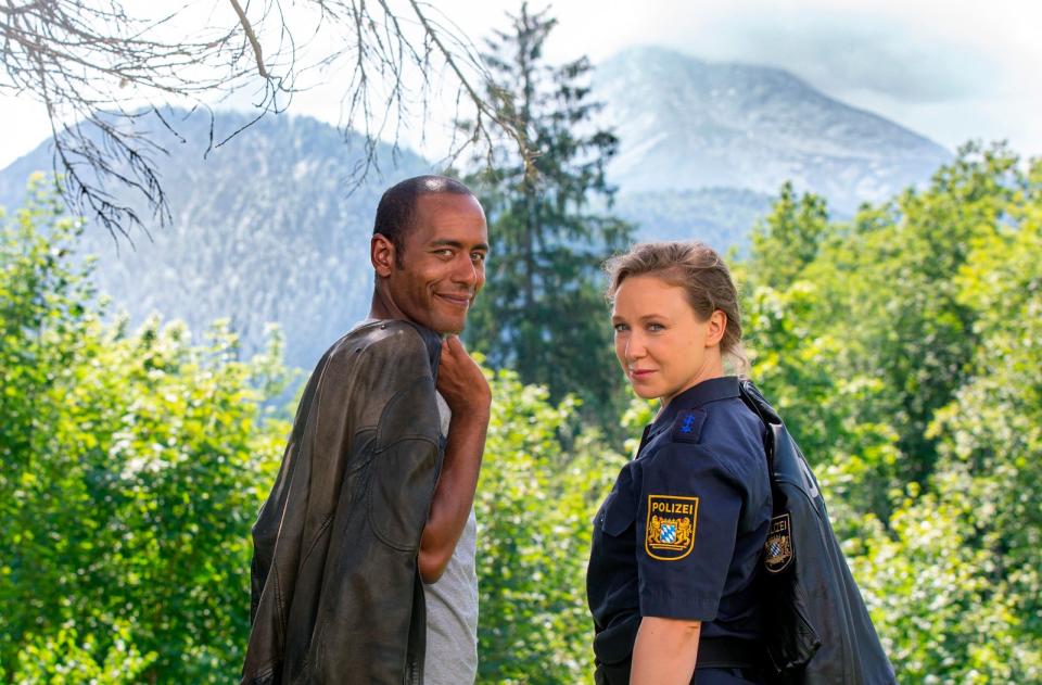 Mit Polizei-Obermeisterin Sophie Strasser (Katharina Leonore Goebel) bekommt Kriminalhauptkommissar Jerry Paulsen (Peter Marton) in der neuen Staffel von "Watzmann ermittelt" eine neue Kollegin. (Bild:  ARD/People Picture/Willi Schneider)