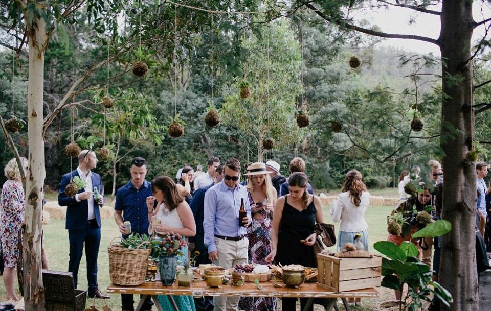 Todo verde. La familia cercana a la pareja y los amigos disfrutaron de algunos bocadillos orgánicos, debajo de plantas decorativas de musgo. 