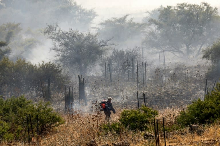 Una persona combate un incendio en un campo cercano a Katzrin, en los Altos del Golán anexionados por Israel, provocado por el lanzamiento de cohetes desde el sur de Líbano, el 13 de junio de 2024 (Jalaa Marey)