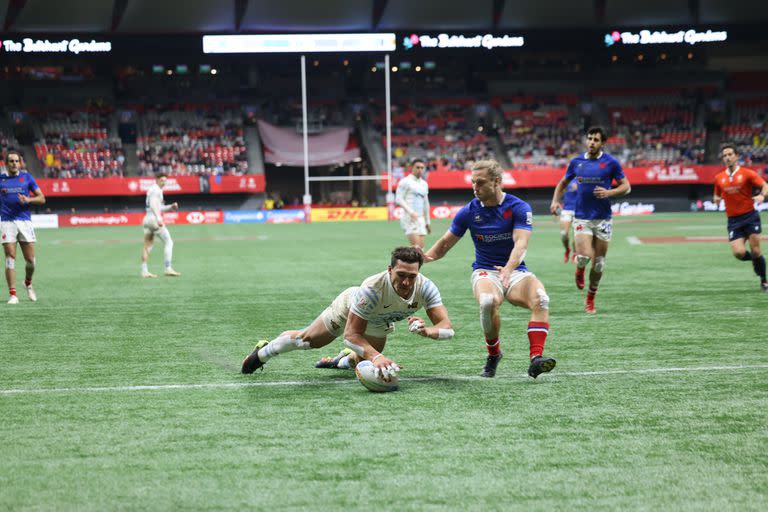 Rodrigo Isgró apoya uno de los tries argentinos en la final contra Francia