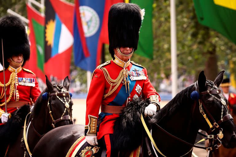 El rey Carlos III de Gran Bretaña y el príncipe Eduardo de Gran Bretaña, Duque de Edimburgo regresan al Palacio de Buckingham después del desfile 