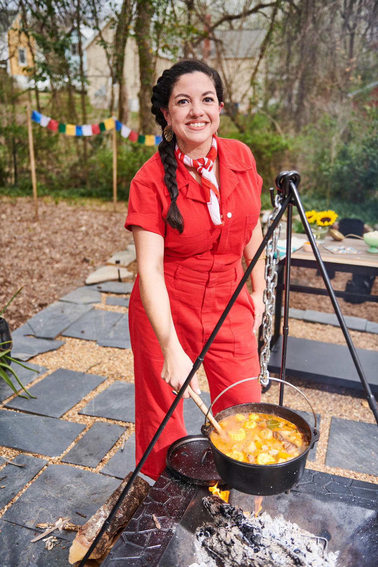 Von Diaz revuelve sancocho, un estofado común en el Caribe, mientras se cuece sobre el fuego al aire libre en su hogar en Durham, Carolina del Norte, el 14 de marzo de 2021. (Lauren Vied Allen/The New York Times)