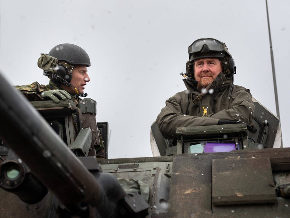 König Willem-Alexander (r.) hat Soldaten in Litauen besucht. (Bild: imago images/PPE)