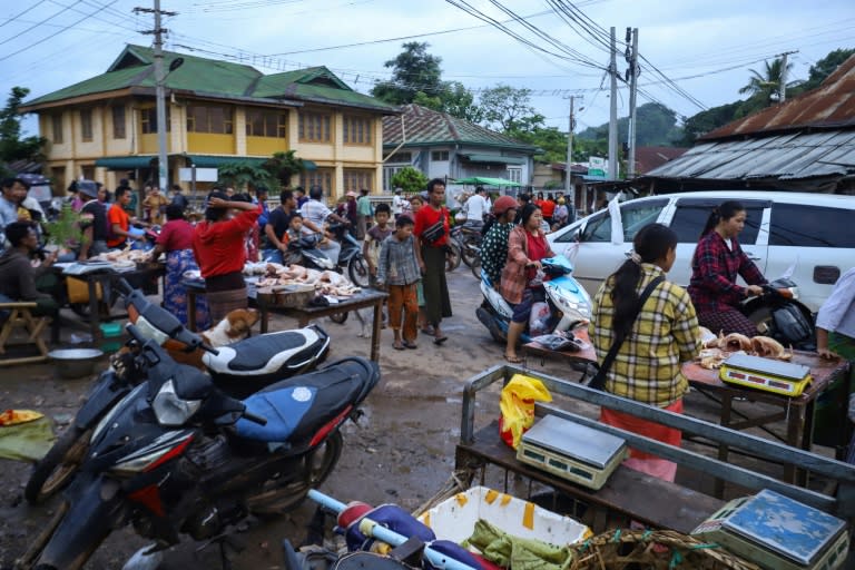 A crowded market in Kyaukme, scene of fierce clashes between the Myanmar military and ethnic rebels (STR)