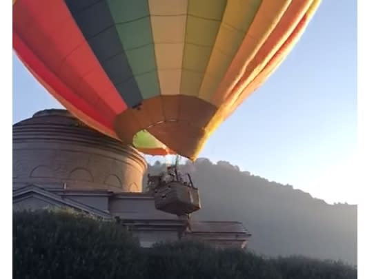 熱氣球疑似沒有升空到一定高度，隨即轉彎才釀出大禍。（圖／翻攝自臉書／Luca Ghilotti）