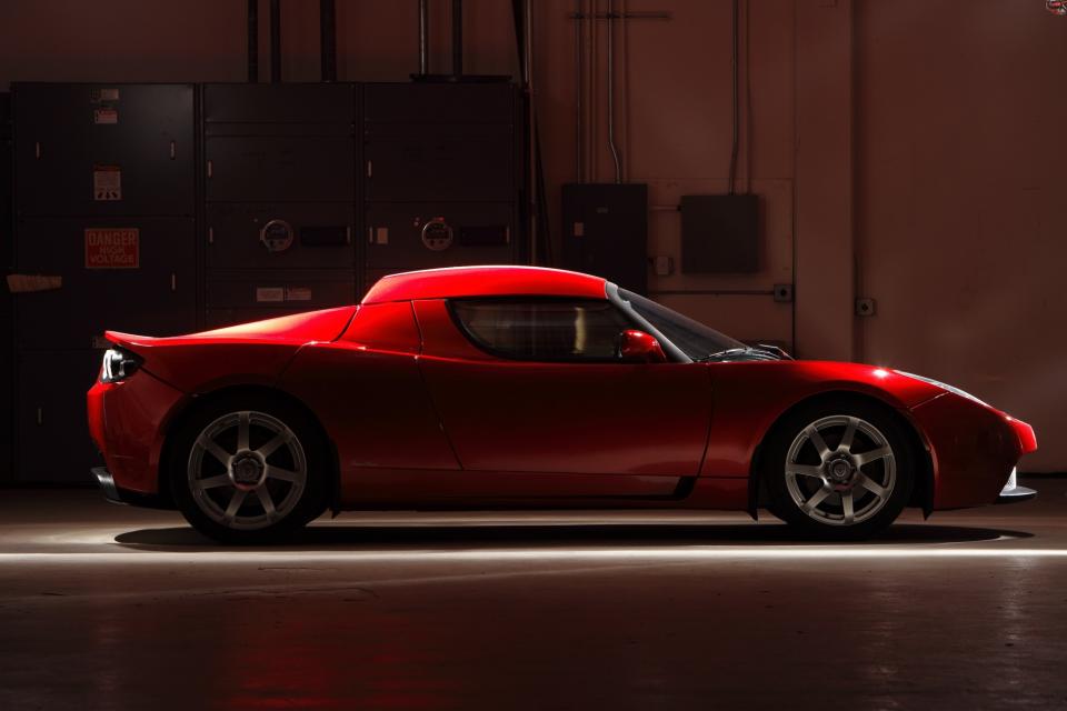 <p>En 2005 Tesla firmó un acuerdo con Lotus para usar su diseño y el chasis para crear el prototipo de su primer automóvil, el Roadster. La primera entrega del Roadster se produjo en 2008, causando un revuelo inmediato. El Roadster estableció un nuevo estándar para la movilidad eléctrica ya que aceleraba de 0 a 100 km/h en 3,7 segundos y alcanzó una autonomía de 393 kilómetros por cada carga de su batería de ion de litio. (John B. Carnett/Bonnier Corporation vía Getty Images) </p>