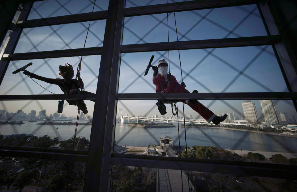 Window cleaners in Toyko, Japan