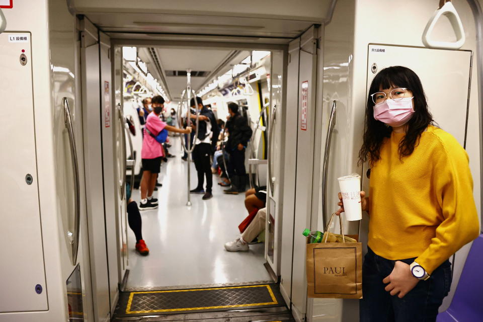 Fahrgäste in der Metro in Taipei (Bild: Reuters/Ann Wang)