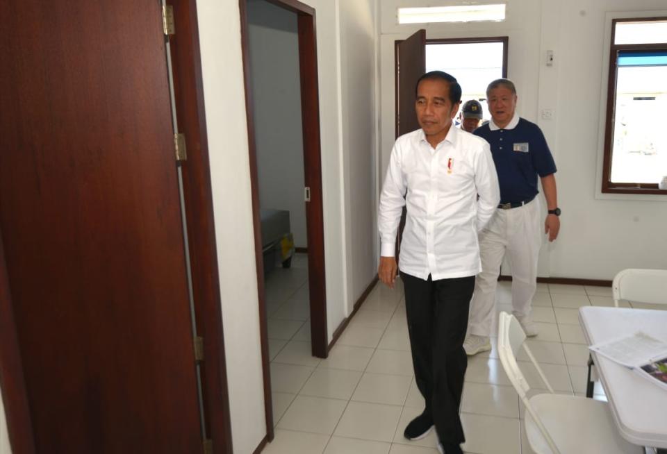 印尼總統佐科威（Joko Widodo）視察巴路市大愛村，由慈濟印尼分會執行長劉素美、副執行長郭再源、黃榮年等陪同下，入內參觀永久屋。(圖：慈濟印尼分會提供)