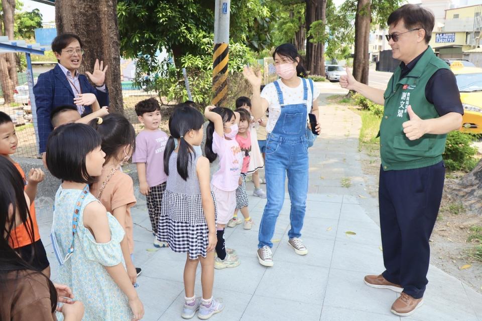謝文斌(右一)關心學童安全的通學空間。   圖：高雄市教育局/提供