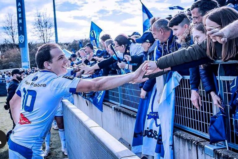 Benjamín Urdapilleta saluda a hinchas de Castres; el apertura de 35 años es muy querido en el club y se ubica noveno en la tabla histórica de goleadores del Top 14.