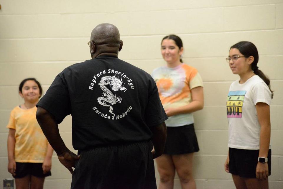 El instructor Sid Rayford hablando con los estudiantes (de izquierda a derecha) Natalie González, Zoe O'Donnell y Kimberly González, el lunes 24 de junio de 2024.
