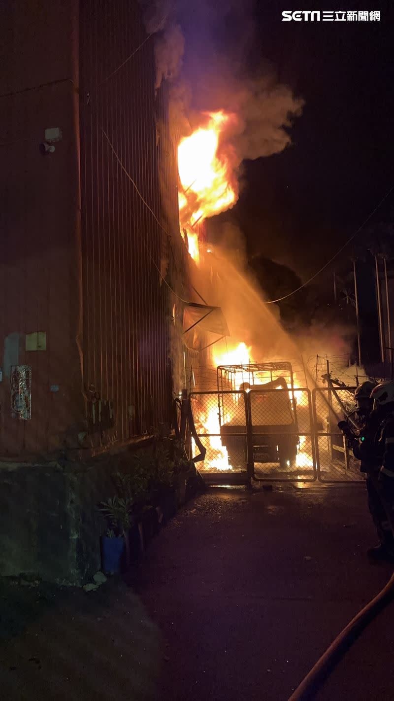 新北市三峽區泡棉工廠全面燃燒。（圖／翻攝畫面）