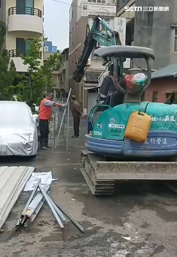 地主將既成道路當私產設置圍籬，之後遭強制拆除。（圖／翻攝畫面）