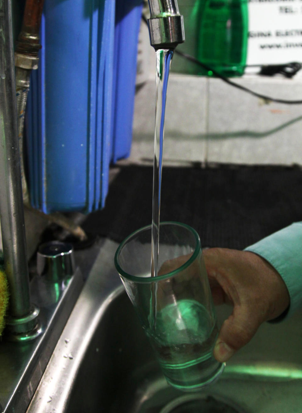 In this Jan. 7, 2014 photo, a restaurant worker collects filtered water in a glass for a patron in Mexico City. Bad tap water accounts in part for Mexico being the highest consumer of bottled water and sweetened drinks. A law recently approved by Mexico City’s legislators will require all restaurants to install filters, offering patrons free, apparently drinkable potable water that won’t lead to stomach problems and other ailments. With an obesity epidemic looming nationwide, the city’s health department decided to back the water initiative. (AP Photo/Marco Ugarte)