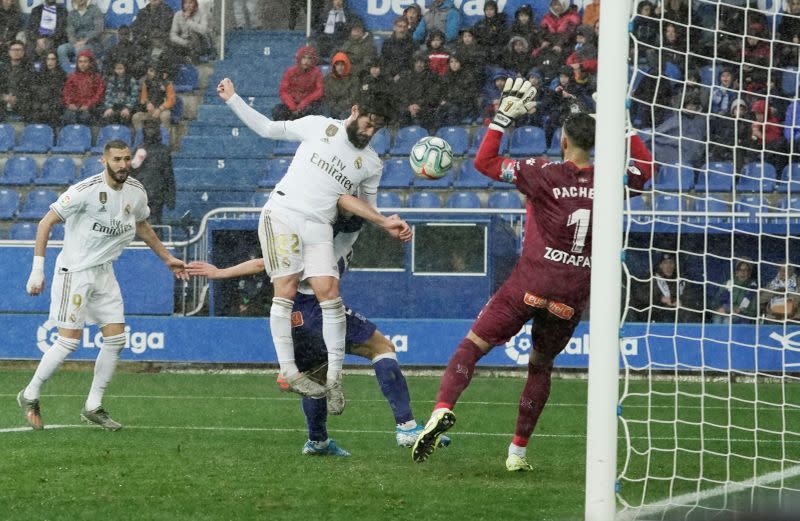 Isco, del Real Madrid pega un cabezado a portería en el partido contra el Deportivo Alavés, en el Estadio Mendizorroza