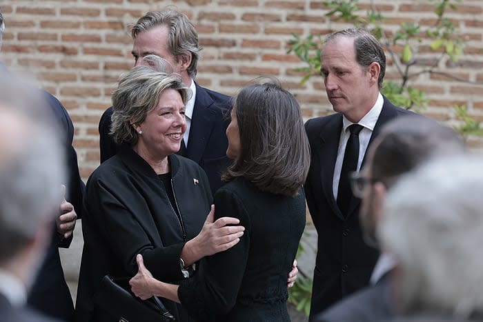 Los Reyes saludando al llegar al funeral de Fernando Gómez-Acebo