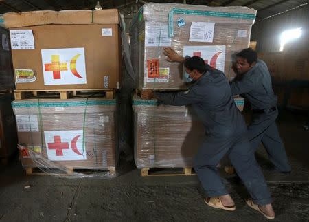 Afghan policemen arrange medical boxes at a police medical warehouse in Kabul, August 27, 2014. Picture taken August 27, 2014. REUTERS/Omar Sobhani