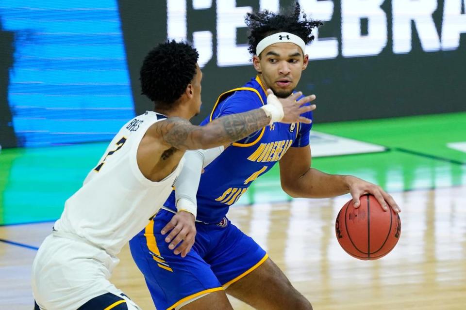 Morehead State star Johni Broome, right, averaged 13.9 points, 9.0 rebounds and 1.9 blocked shots a game this past season as a freshman.