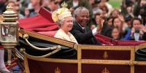 <p>South African President Nelson Mandela and the queen sat in a carriage for his official visit to England.</p>