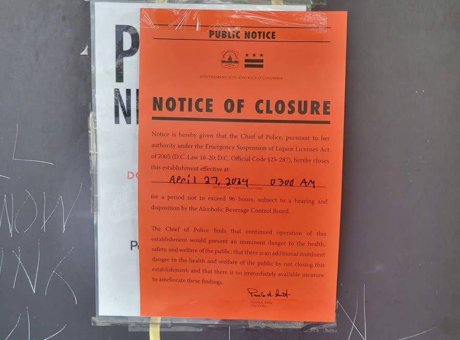 Closure notice outside of Decades. (Dave Leval/DC News Now)