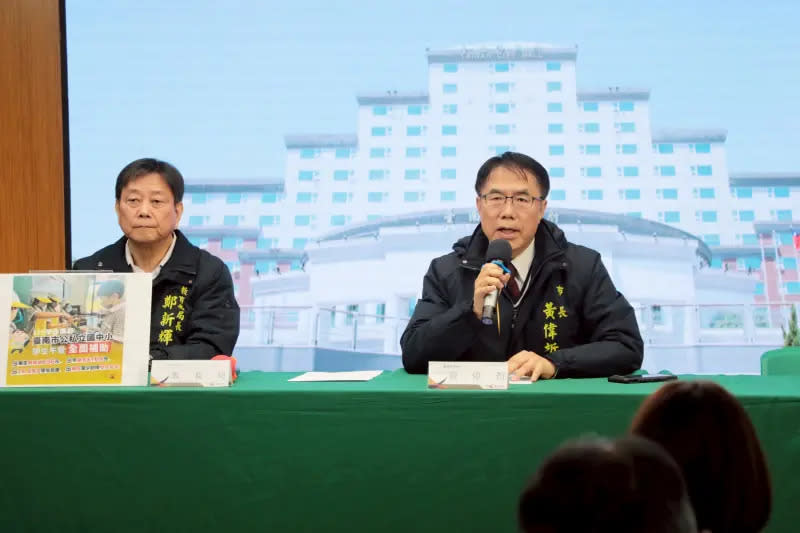 ▲ 臺南市長黃偉哲今天召開記者會嚴正抨擊台北市長蔣萬安推動「營養午餐全面不排富免費」政策，直指此舉已偏離公共政策本質，等同打開一個「政治的潘朵拉盒子」，引發各縣市被迫捲入福利競賽與選舉壓力。（圖／南市府提供）