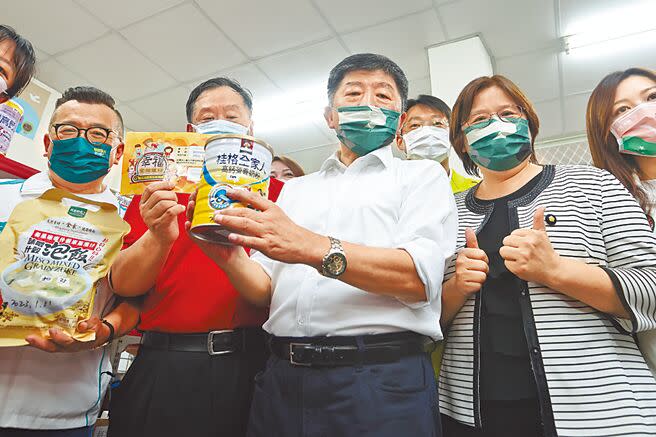 民進黨台北市長參選人陳時中（中）13日參訪南機場幸福食物銀行，受訪時針對臉書發文使用到部落客的圖片一事表示，很抱歉，這樣的誤植確實是他們的不對，他們也有跟部落客小可愛阿貴表達歉意。（杜宜諳攝）