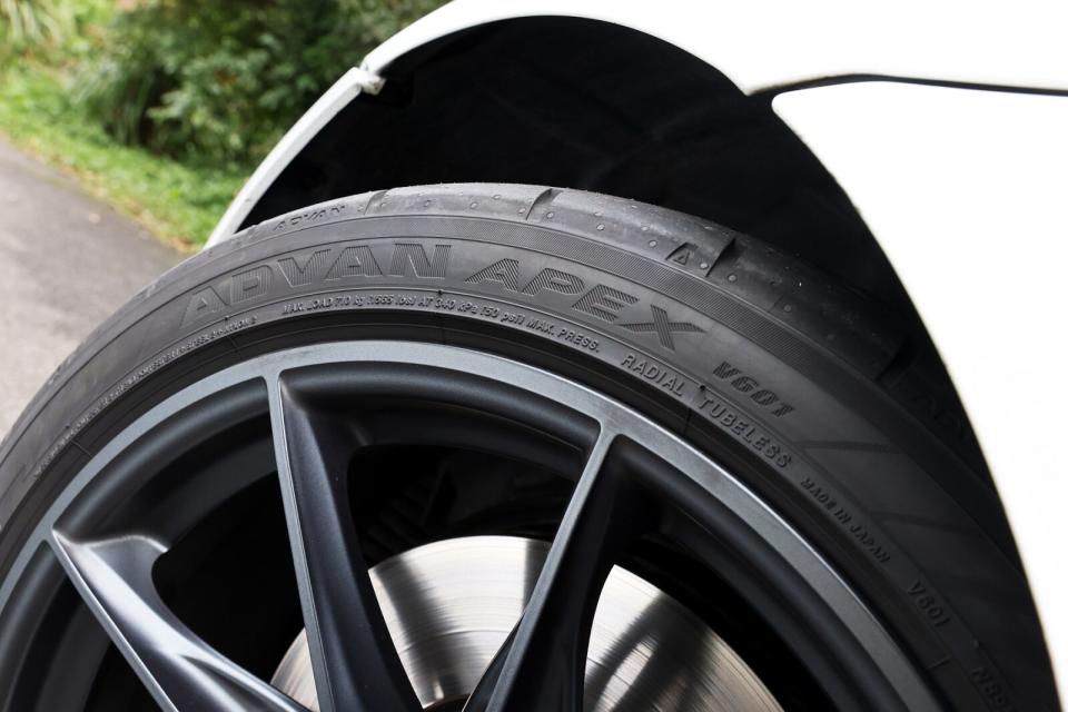 ADVAN APEX V601的胎側也透過特殊製程讓雕刻文字呈現更強烈的色澤對比，展現出ADVAN系列輪胎的視覺高質感，同時也提升識別度。
