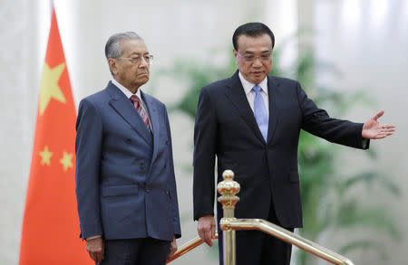 Malaysian Prime Minister Mahathir Mohamad (L) and China's Premier Li Keqiang attend a welcome ceremony at the Great Hall of the People in Beijing, China August 20, 2018. REUTERS/Jason Lee