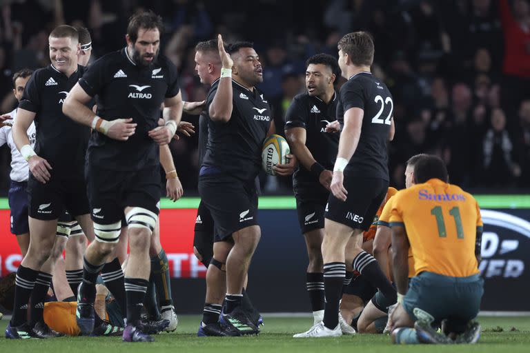 Taukei'aho, la gran figura de los All Blacks, celebra uno de sus tries ante Australia