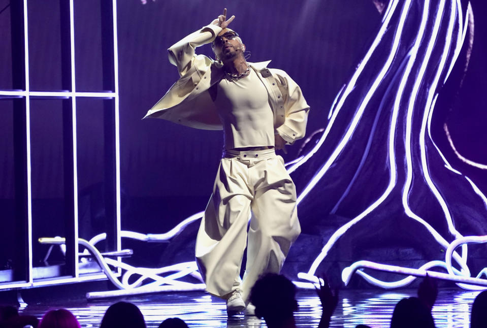 Rauw Alejandro canta un medley durante la ceremonia de los Premios Billboard de la Música, el domingo 15 de mayo de 2022 en el MGM Grand Garden Arena en Las Vegas. (Foto AP/Chris Pizzello)
