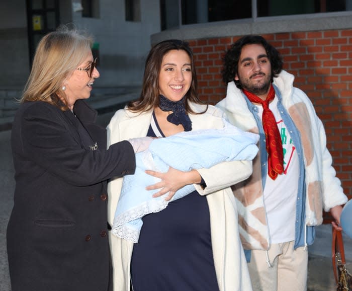 Lucía Fernanda con su recién nacido en brazos