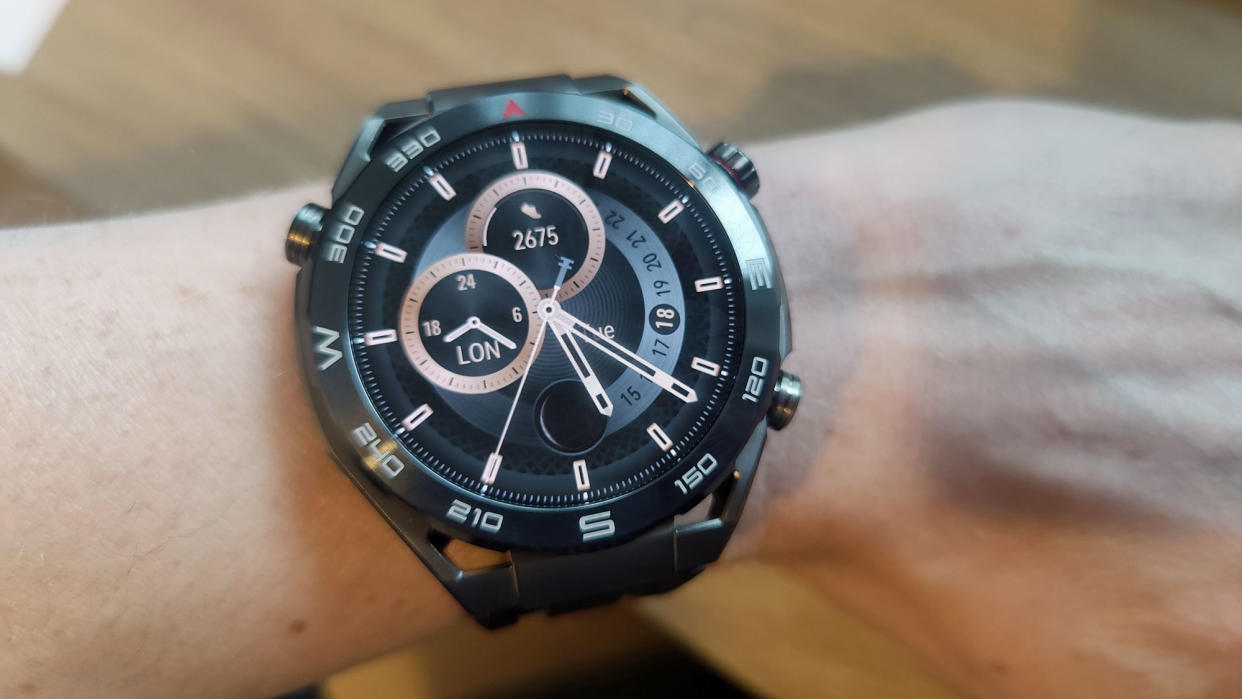  Huawei Watch Ultimate on-wrist 