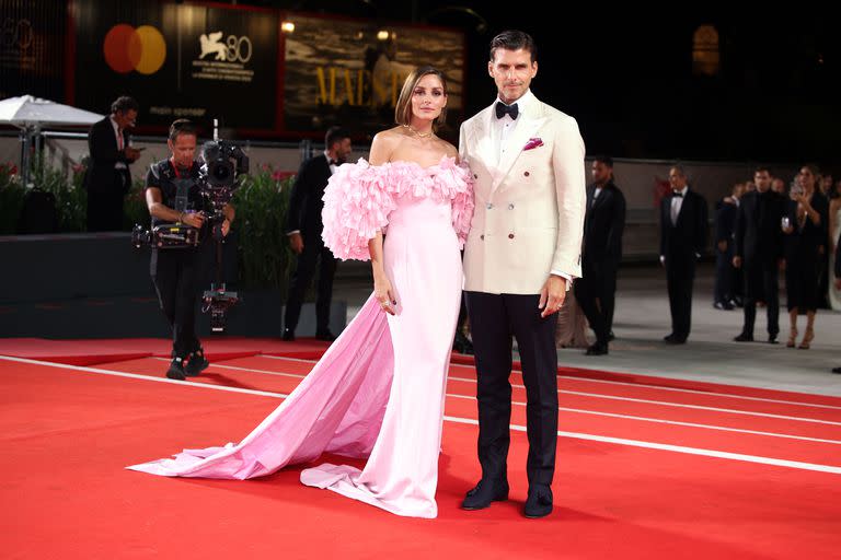 Olivia Palermo y Johannes Huebl  en la alfombra roja de la película 